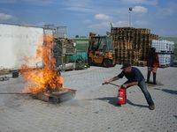 Mitarbeiterschulung: L&ouml;schen eines Brandherdes