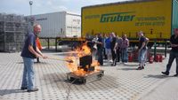 Mitarbeiterschulung bei der Spedition Gruber in Steinheim, ein Brand wird simuliert
