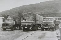 Drei Gruber Oldtimer-LKWs auf dem Betriebsgelände in Sulzbach