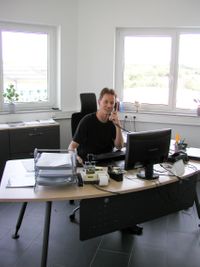 Der Firmenschef Rainer Gruber sitzt in seinem B&uuml;ro in Steinheim